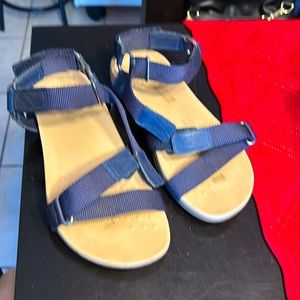 vionic sandals size 8